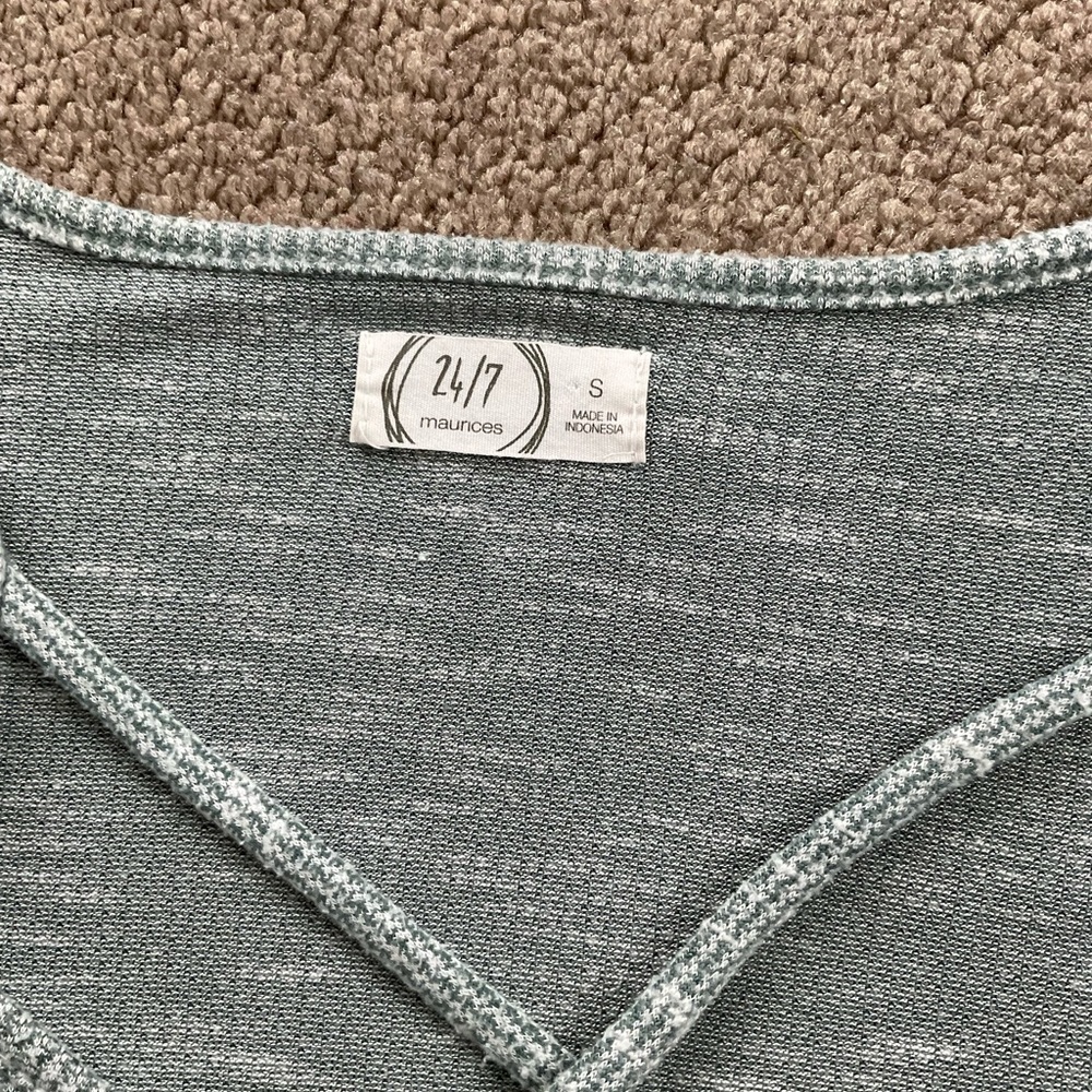 Maurice’s 24/7 criss cross long bell sleeve green top size S - Picture 3 of 7
